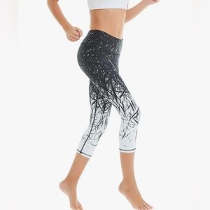 Black and white athletic leggings NWOT size Large